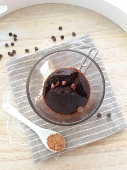 Cette recette expresse du mug cake au cacao sans gluten et vegan est d’une facilité déconcertante.